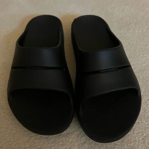 Oofos size 9, like new